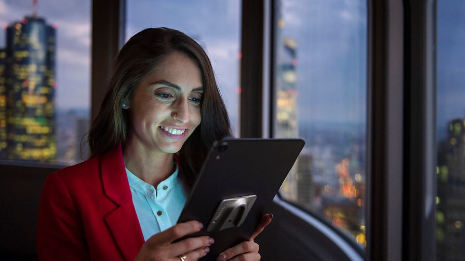 Frau schaut auf ein Tablet